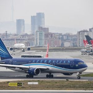 "Drame au Kazakhstan : Crash d'un avion d'Azerbaijan Airlines, bilan humain en attente"