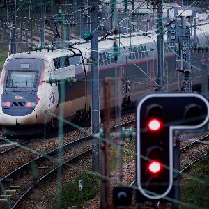 "Incident perturbe réveillon des voyageurs : des milliers bloqués dans des TGV !"