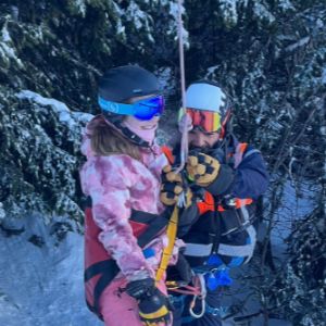 "Incident spectaculaire : évacuation de skieurs bloqués sur un télésiège en Savoie"