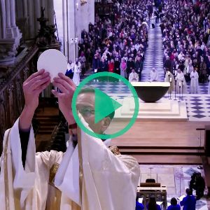 "Incroyable : Première messe de Noël à guichets fermés à Notre-Dame de Paris depuis l'incendie !"