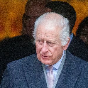 "Le cadeau loufoque de la princesse Anne à Charles III pour Noël : un trône en cuir très spécial !"