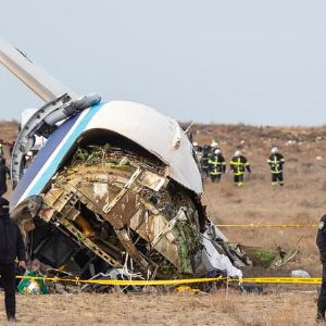 "Les images choc du crash d'un avion de ligne au Kazakhstan"