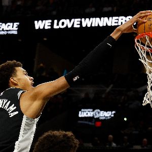 "Performances exceptionnelles de Wembanyama malgré la défaite des Spurs contre les Knicks en NBA"