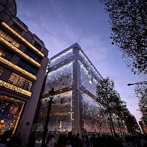 "Scandale à Paris : des élus écologistes s'attaquent à la Malle LVMH sur les Champs-Élysées"