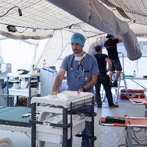 "Urgence à Mayotte : l'hôpital de campagne de Mamoudzou en première ligne après le cyclone Chido"