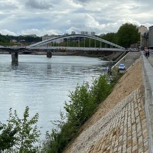 "Alerte à Lyon : la Saône en crue, perturbations pour les véhicules aux bas-ports"