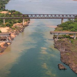 "Drame au Brésil : un pont s'effondre, huit morts, le fleuve menacé, mais pas pollué"