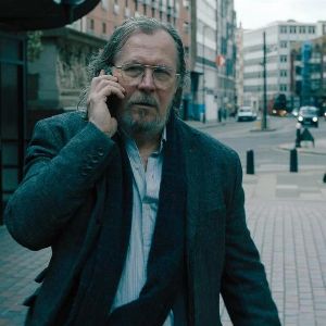 "Gary Oldman se transforme en agent secret pour un message de Noël épique du MI5"