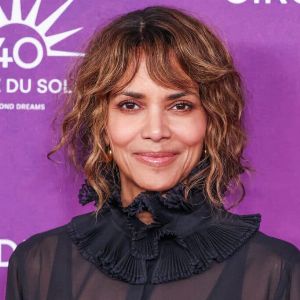 "Halle Berry : nouvel an en maillot de bain et amour enflammé sur Instagram"