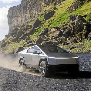 "Incroyable ! Le Tesla Cybertruck en difficulté après avoir chuté dans une ornière"