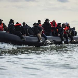 "Incroyable sauvetage de 107 migrants en pleine mer à Noël"