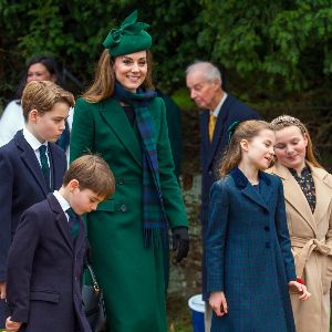 "Kate Middleton épate en vert : sa tenue chic fait sensation à la messe de Noël de Sandringham"