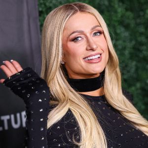 "Paris Hilton célèbre Noël presque nue devant son sapin : les coulisses de sa victoire au Capitol"