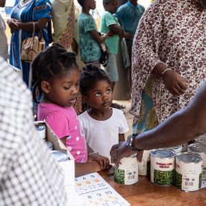 "Scandale à Mayotte : indignation d'une députée face aux denrées alimentaires inappropriées"