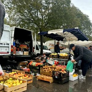 "Scandale à Montpellier : des vendeurs à la sauvette perturbent les commerçants du marché"