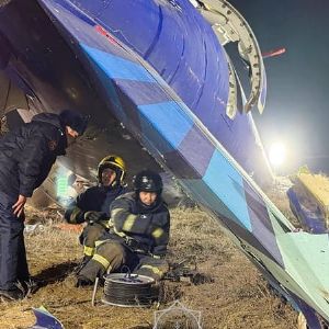 "Témoignages poignants des secouristes du crash aérien au Kazakhstan : le récit des miraculés et des drames"