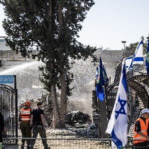 "Alerte ! Missiles sur l'aéroport de Tel-Aviv, attaque au couteau et bombardement : le conflit s'intensifie au Proche-Orient"