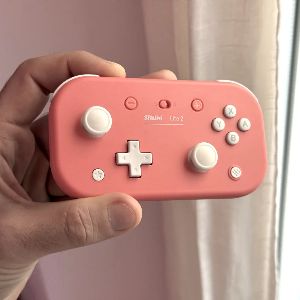 "Découvrez la manette révolutionnaire 8BitDo Lite 2, l'accessoire indispensable pour les gamers nomades !"