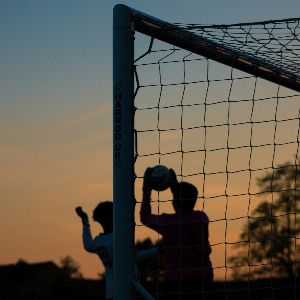 "Incroyable attaque : un entraîneur de football amateur visé par des tirs à Valence"