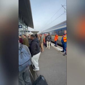 "Incroyable ! Passagers coincés dans un Eurostar bloqué sous la Manche pendant des heures"