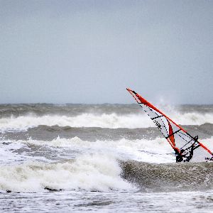 "Incroyable récit du véliplanchiste sauvé après 19h de dérive en mer"