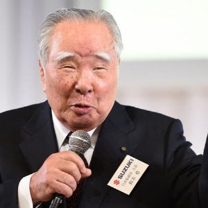 "Le parcours impressionnant et la disparition d'Osamu Suzuki, légende de l'automobile japonaise"