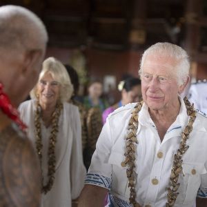 "Le roi Charles III submergé par le nombre hallucinant de cartes de Noël à envoyer - Détails surprenants révélés !"