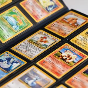 Les jouets incontournables des années 90 : Les cartes Pokémon, un must-have pour Noël ?