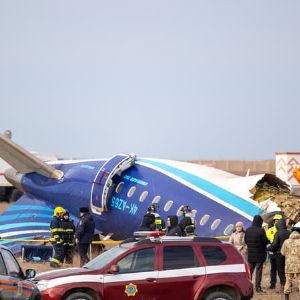 "Scandale aérien : Azerbaijan Airlines suspend ses vols vers la Russie après un crash au Kazakhstan"