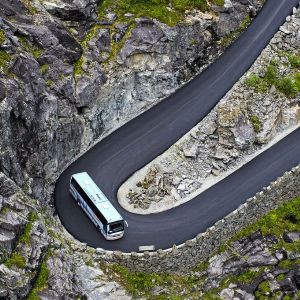 "🚌 Terrible accident en Norvège : un bus plonge dans un lac avec de nombreux Français à bord"