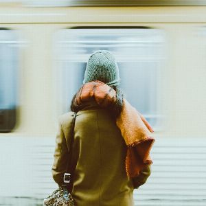 "Un crime atroce dans le métro : une femme brûlée vive sous les yeux horrifiés des passagers"