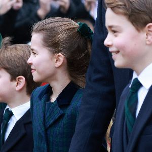 "Une pluie de cadeaux pour les enfants de Kate et William : peluches et chocolats offerts par les Britanniques"