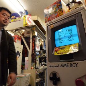 "Découvrez comment la Game Boy a conquis le monde des jeux vidéos dans les années 90 !"