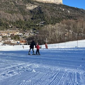 "Découvrez la renaissance de la station de ski du col des Guérins à Sigoyer : une destination nostalgique pour petits et grands skieurs !"