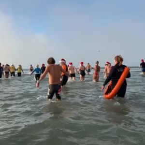 "Folie glacée à Wimereux : 60 intrépides bravent les eaux glaciales lors du dernier bain de l'année"