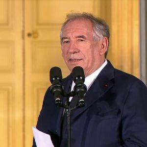 "François Bayrou à Mayotte : en quête de solutions pour l'après-cyclone Chido"