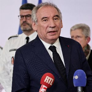 "François Bayrou fait une visite-éclair à Mayotte deux semaines après le cyclone Chido"