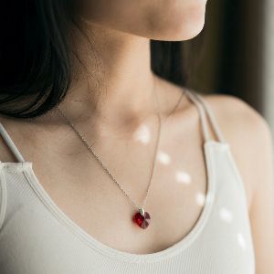 "Il offre un collier à 500$ à sa femme : la réaction inattendue qui le laisse perplexe"