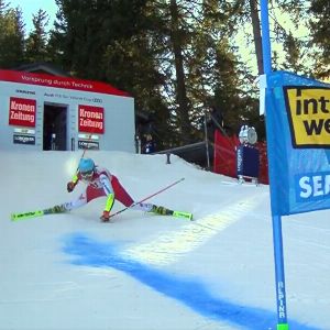 "La chute spectaculaire de l'Autrichienne Katharina Huber au Géant de Semmering"