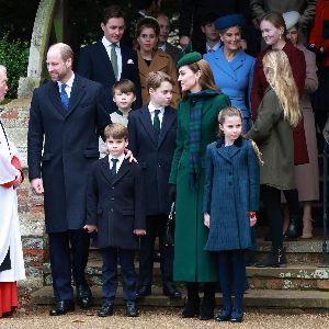 "La complicité touchante du prince William avec ses enfants lors d'une distribution de cadeaux"