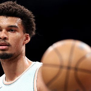 "Le basketteur Victor Wembanyama surprend ses fans avec une partie d'échecs sous la pluie à New York"