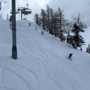 "Les gendarmes s'entraînent et sensibilisent les skieurs à Isola 2000 : une mission cruciale en montagne"