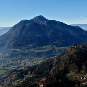 "Alerte rouge en Haute-Savoie : la vallée de l'Arve étouffée par la pollution aux particules fines"