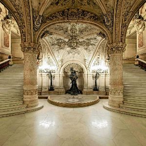 "Découvrez les mystères inquiétants de l’Opéra Garnier, une légende noire vieille de 150 ans"