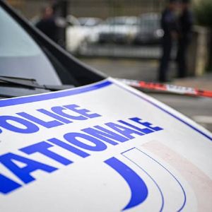 "Deux mineurs terrifient une femme enceinte avec un tournevis pour voler sa voiture et provoquent une course-poursuite avec la police"