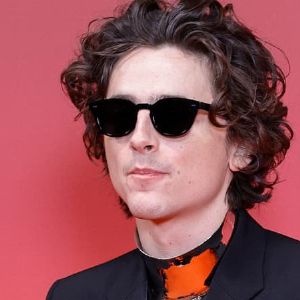 "Incroyable : Timothée Chalamet en vélo pour suivre l'équipe de foot de Saint-Étienne !"