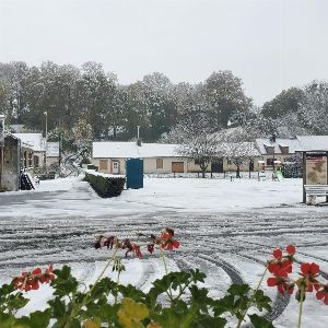 Neige artificielle à Paris : méfait environnemental sous une fausse ambiance hivernale