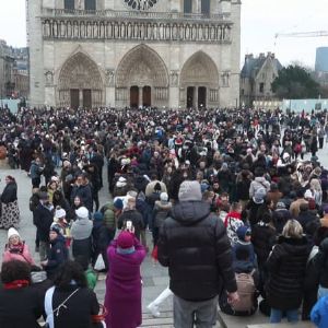 Découvrez pourquoi tant de monde attend pendant des heures pour visiter Notre-Dame de Paris !