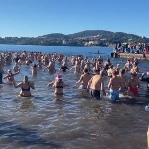 "Folie aquatique : 350 courageux prennent le dernier grand bain de l'année à Saint-Raphaël"