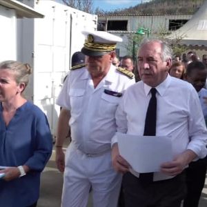 "François Bayrou débarque à Mayotte après le cyclone Chido : les habitants attendent des réponses"